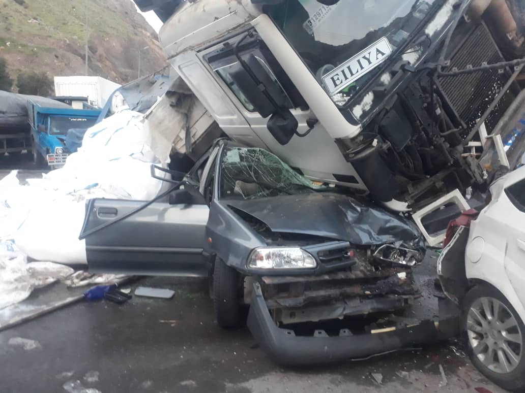 4کشته و 2 مصدوم در تصادف زنجیرهای 7 خودرو در جاده رودبار - منجیل